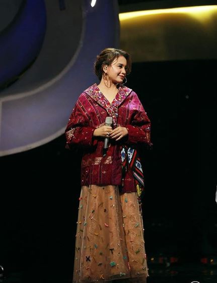 5 Seleb ini memakai kain etnik di panggung internasional, bikin bangga