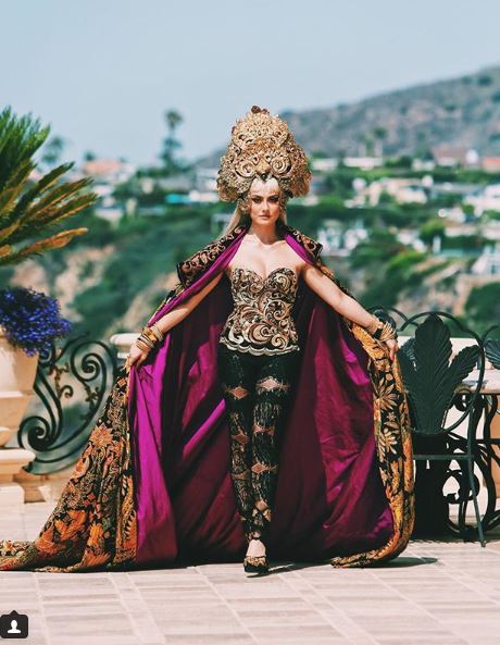 5 Seleb ini memakai kain etnik di panggung internasional, bikin bangga