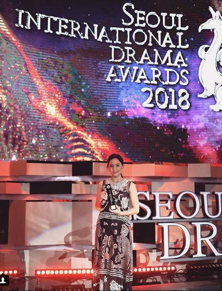 5 Seleb ini memakai kain etnik di panggung internasional, bikin bangga