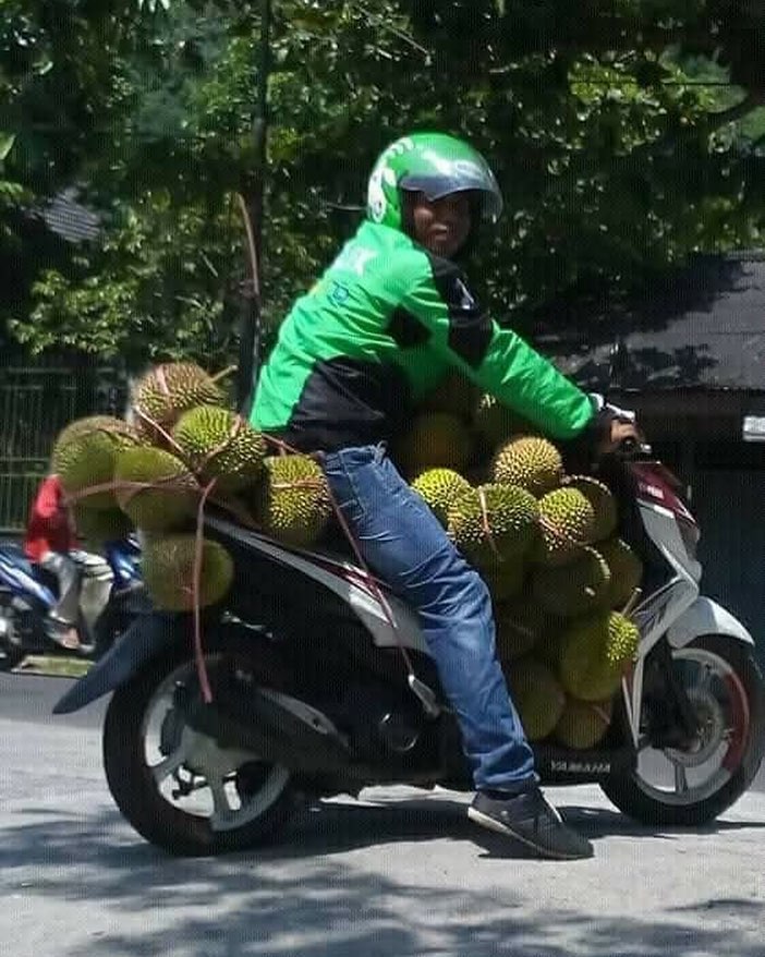 10 Momen perjuangan driver ojol angkut barang kiriman, bikin terenyuh