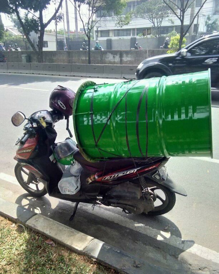 10 Momen perjuangan driver ojol angkut barang kiriman, bikin terenyuh