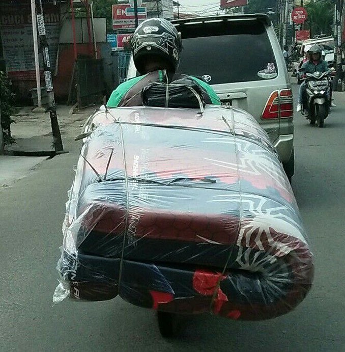 10 Momen perjuangan driver ojol angkut barang kiriman, bikin terenyuh