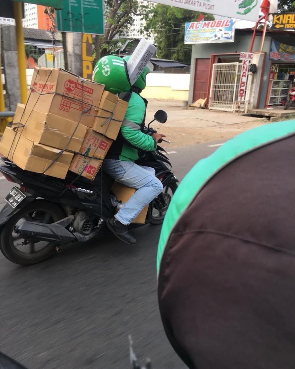 10 Momen perjuangan driver ojol angkut barang kiriman, bikin terenyuh