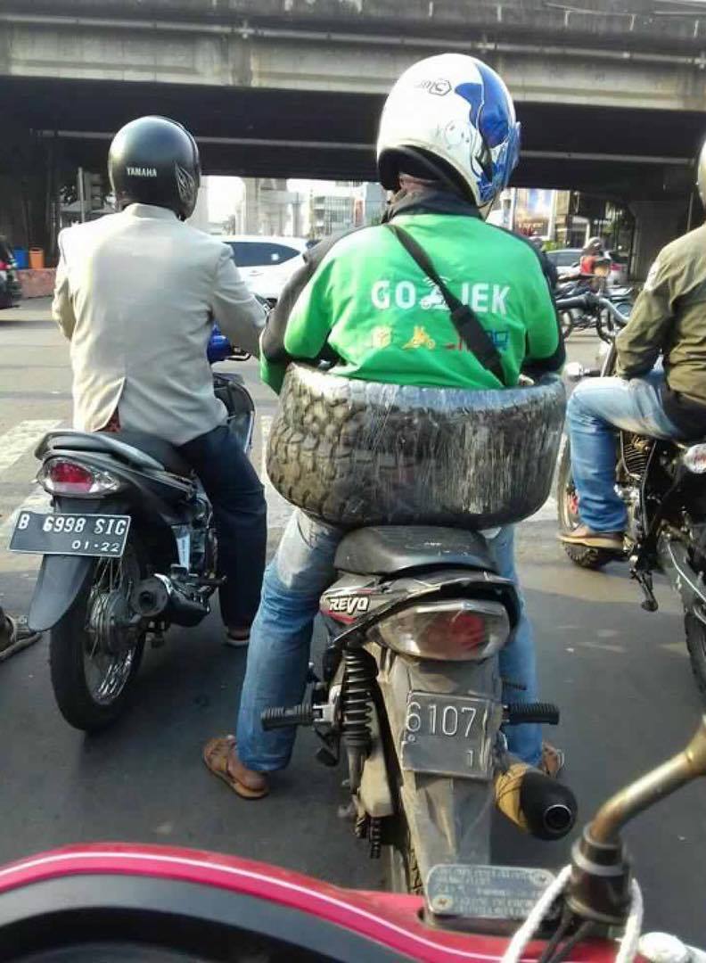 10 Momen perjuangan driver ojol angkut barang kiriman, bikin terenyuh