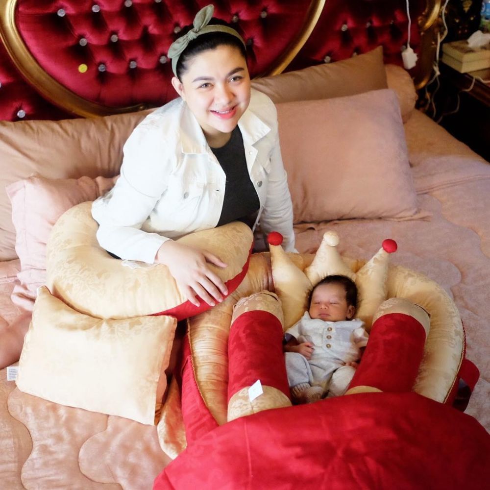 Jadi ibu baru, begini 9 gaya Vicky Shu saat momong anak