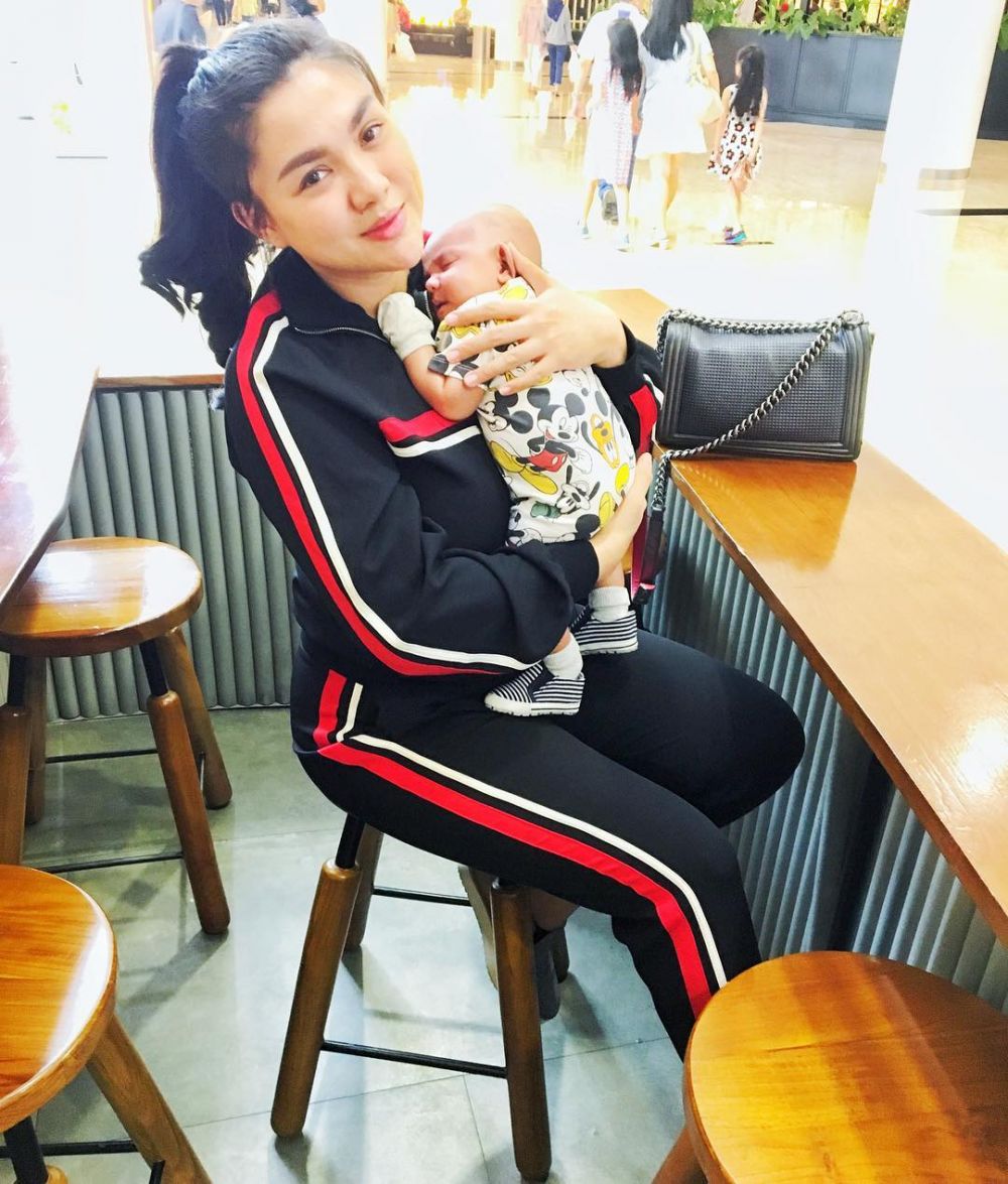 Jadi ibu baru, begini 9 gaya Vicky Shu saat momong anak