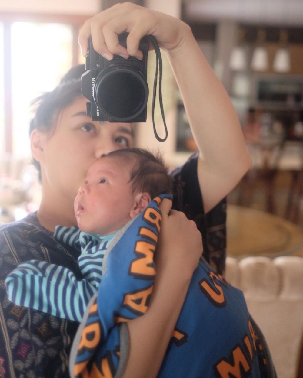 Jadi ibu baru, begini 9 gaya Vicky Shu saat momong anak
