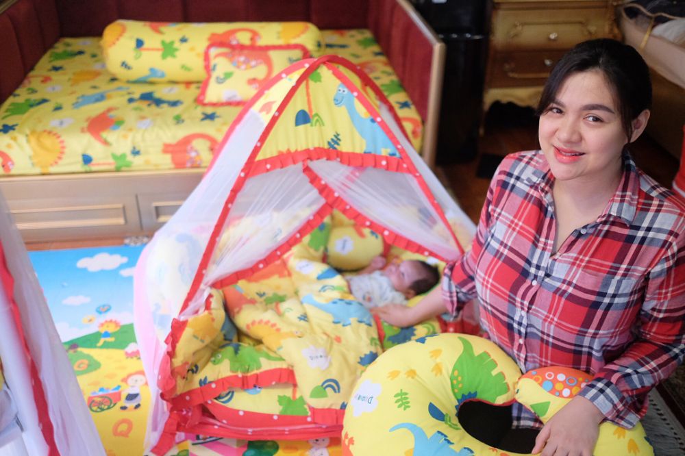 Jadi ibu baru, begini 9 gaya Vicky Shu saat momong anak