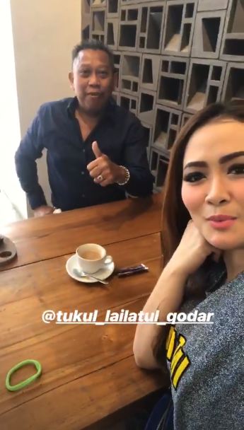 Pernah pandu acara bareng, ini 8 potret seru reuni Vega & Tukul Arwana