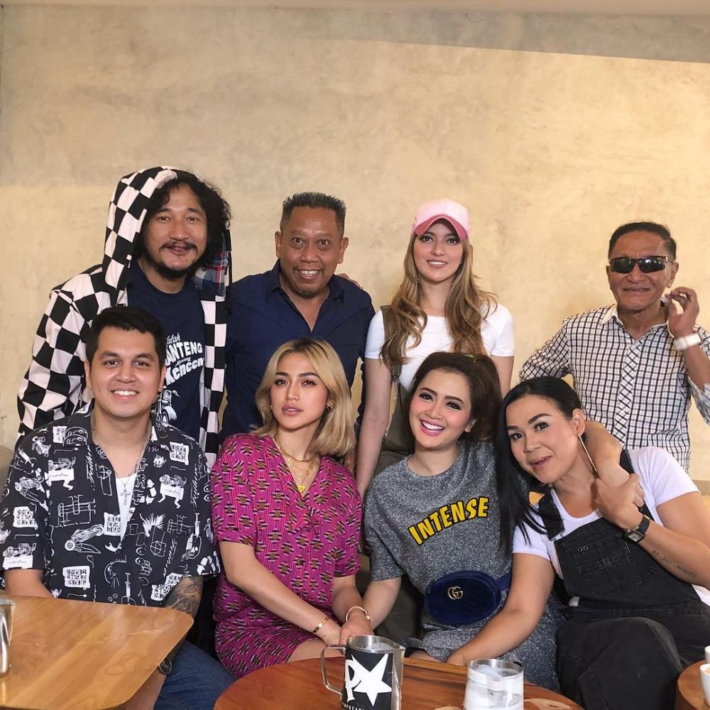 Pernah pandu acara bareng, ini 8 potret seru reuni Vega & Tukul Arwana