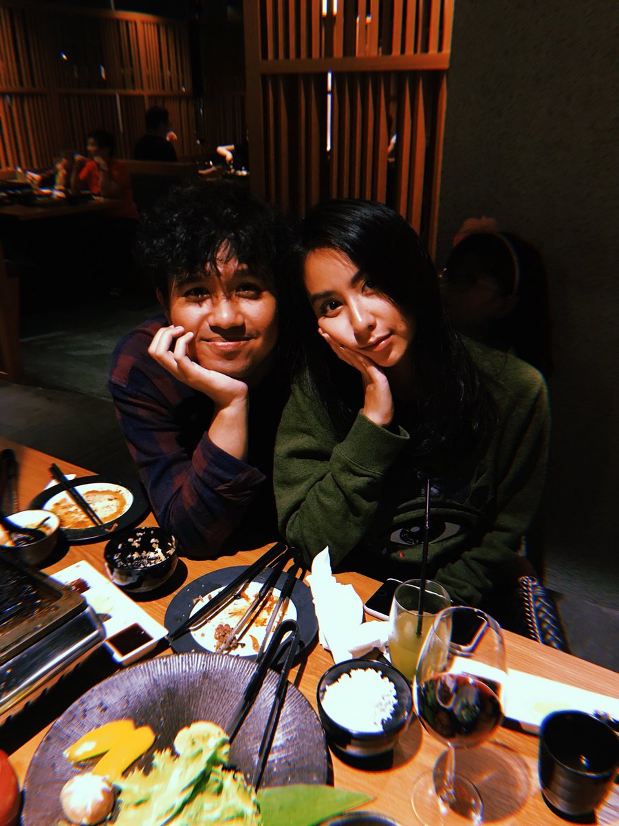 Tak disangka 5 seleb ini bisa pacaran dengan idolanya, bikin iri