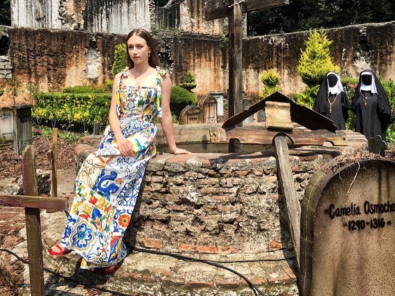 10 Potret cantik Taissa Farmiga, pemeran biarawati di film The Nun