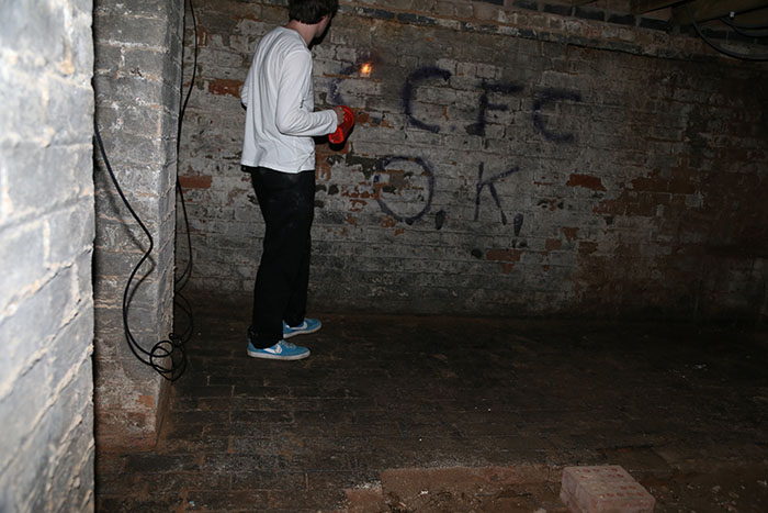 Pria ini temukan pintu rahasia di apartemen barunya, isinya serem abis