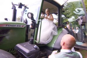 Alasan pria paksa kekasihnya naik traktor lalu diturunin ini so sweet