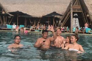 Party bareng di kolam renang, ekspresi putra Hotman Paris jadi sorotan