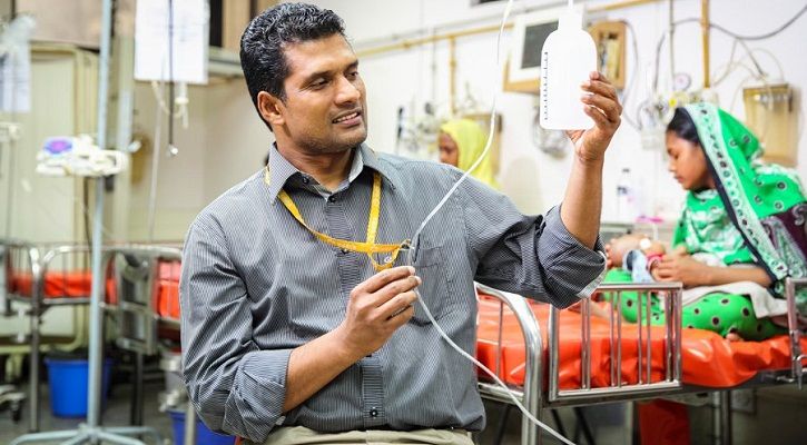 Cuma pakai plastik, dokter ini bisa sembuhkan pneumonia pada bayi