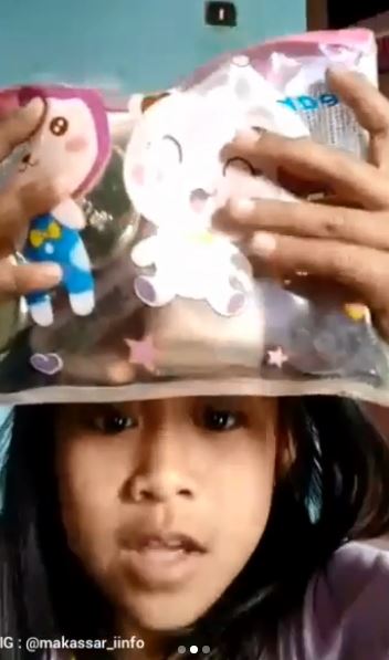 Ekspresi bocah pakai minyak angin sebagai foundation, bikin geregetan