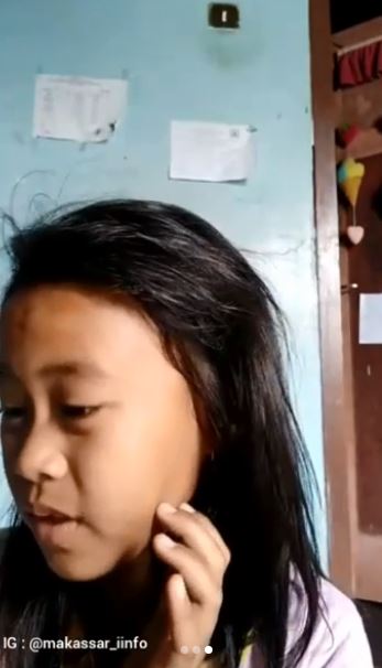 Ekspresi bocah pakai minyak angin sebagai foundation, bikin geregetan