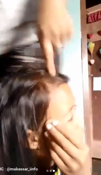 Ekspresi bocah pakai minyak angin sebagai foundation, bikin geregetan