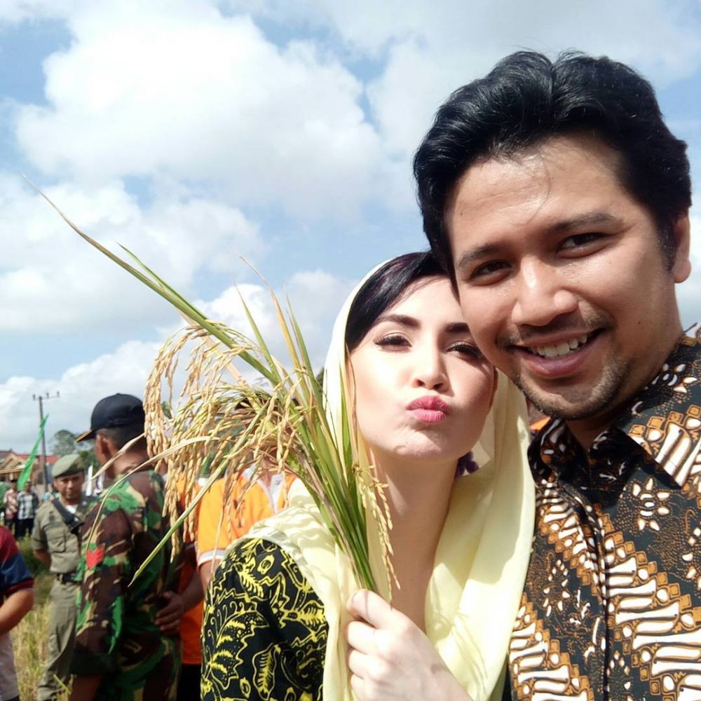 Bocah keriting ini besar jadi artis & kini istri pejabat, tebak siapa?