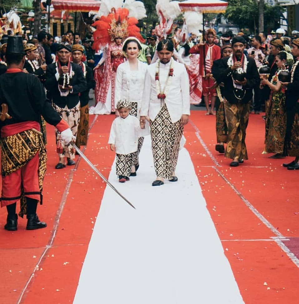 Bocah keriting ini besar jadi artis & kini istri pejabat, tebak siapa?