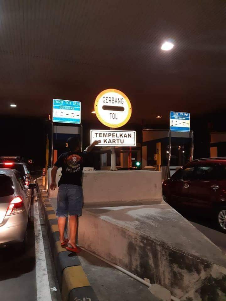 Tirukan rambu-rambu jalan, 10 kelakuan orang ini konyol banget