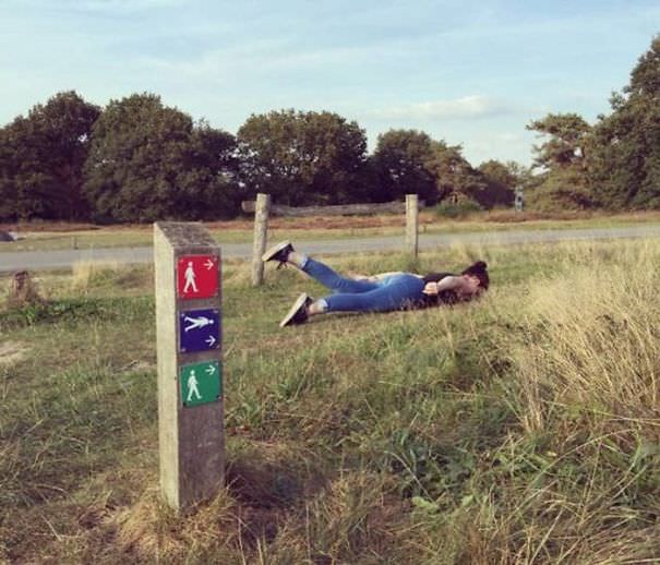 Tirukan rambu-rambu jalan, 10 kelakuan orang ini konyol banget