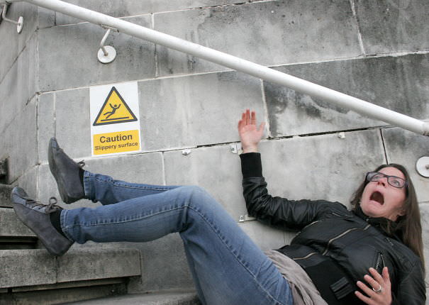 Tirukan rambu-rambu jalan, 10 kelakuan orang ini konyol banget