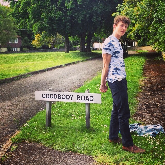 Tirukan rambu-rambu jalan, 10 kelakuan orang ini konyol banget