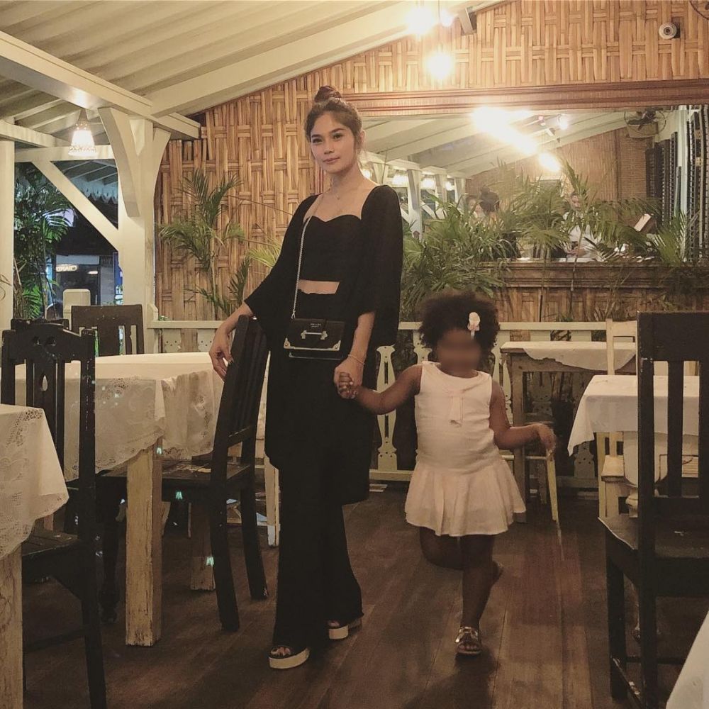 Disebut lahirkan anak Greg Nwokolo, ini foto Garneta Haruni & putrinya