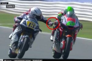 Detik-detik pembalap Moto2 tekan rem tangan lawan, aksinya tak sportif