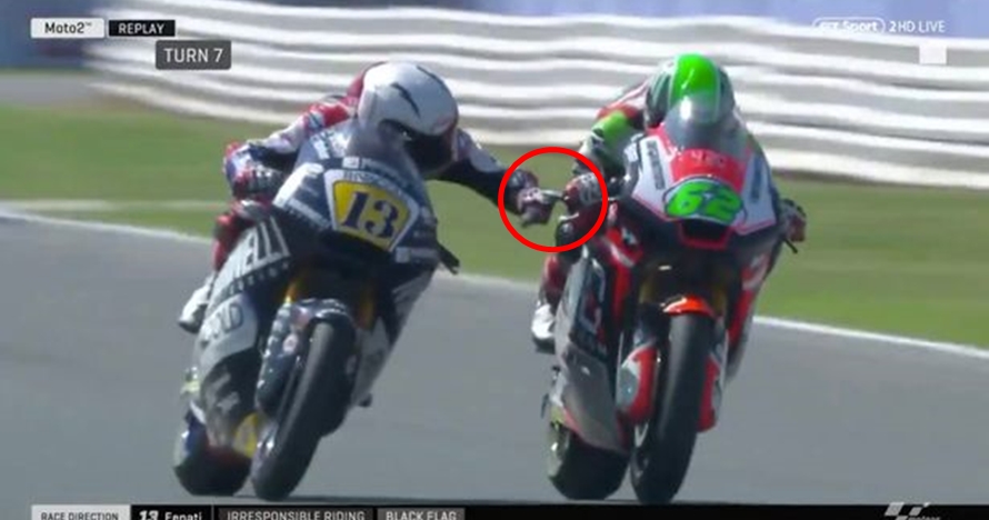 Detik-detik pembalap Moto2 tekan rem tangan lawan, aksinya tak sportif
