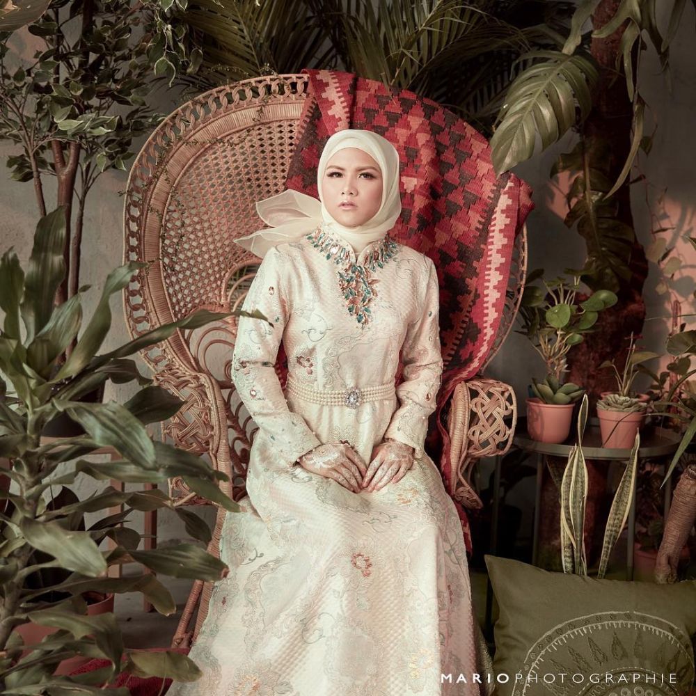 Tampil berhijab di pemotretan, penampilan mantan istri Aming manglingi