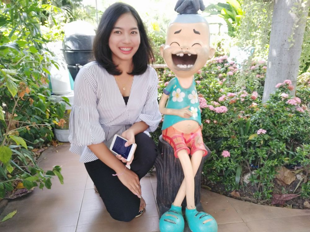 10 Potret Atittaya, cewek setia dampingi kekasih sakit kanker mata