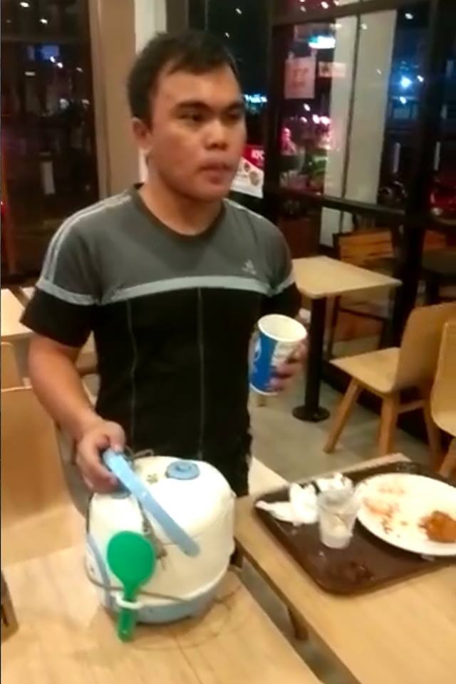 Bikin heboh, pria ini bisabisanya bawa rice cooker ke restoran a