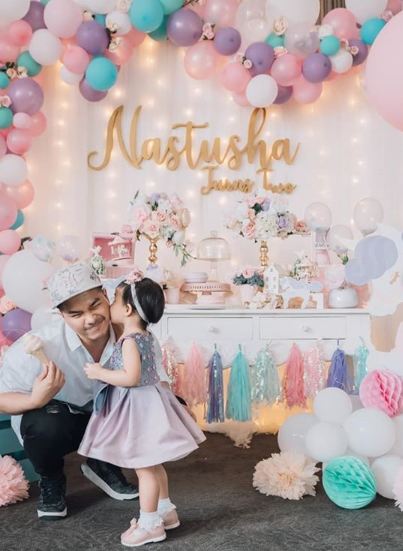 8 Momen manis ulang tahun Nastusha ke-2, dandan ala kucing imut