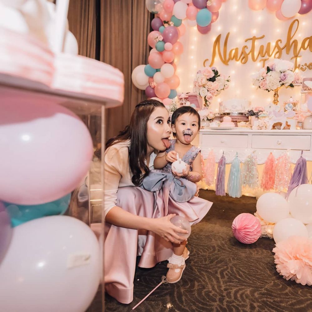 8 Momen manis ulang tahun Nastusha ke-2, dandan ala kucing imut