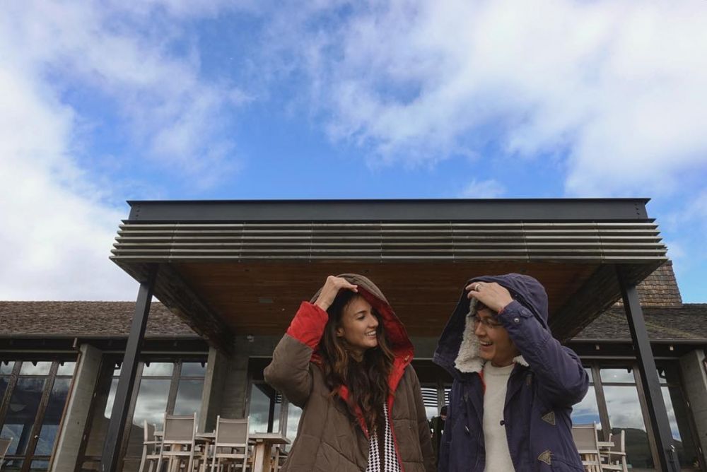 10 Potret manis bulan madu Nadine & Dimas Anggara, so sweet abis