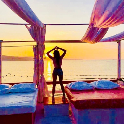 Sabet mahkota Miss Silicone, begini 10 gaya seksi Anna-Maria Cherneva