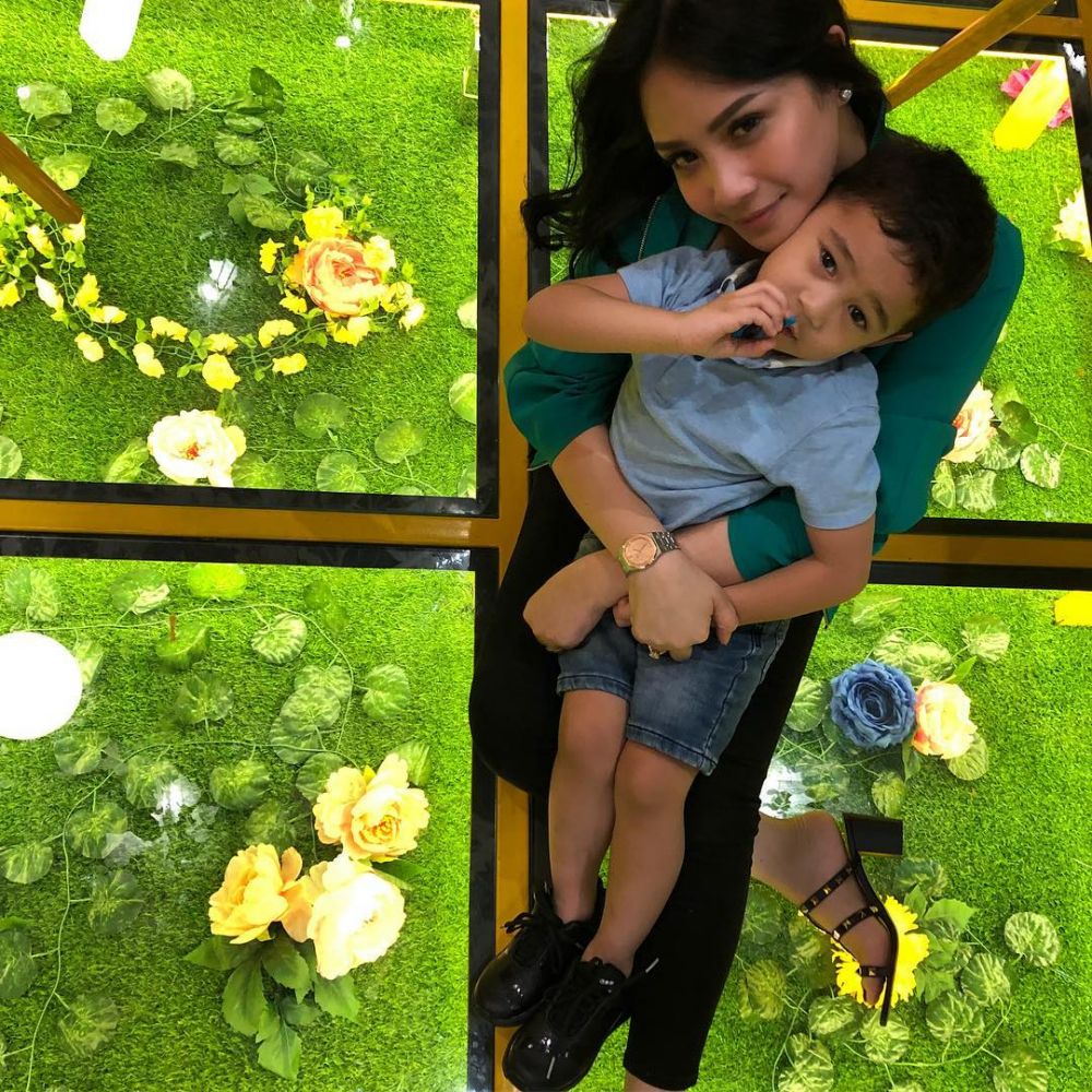 8 Momen Nagita Slavina main bareng Rafathar, bukti bak kakak-adik