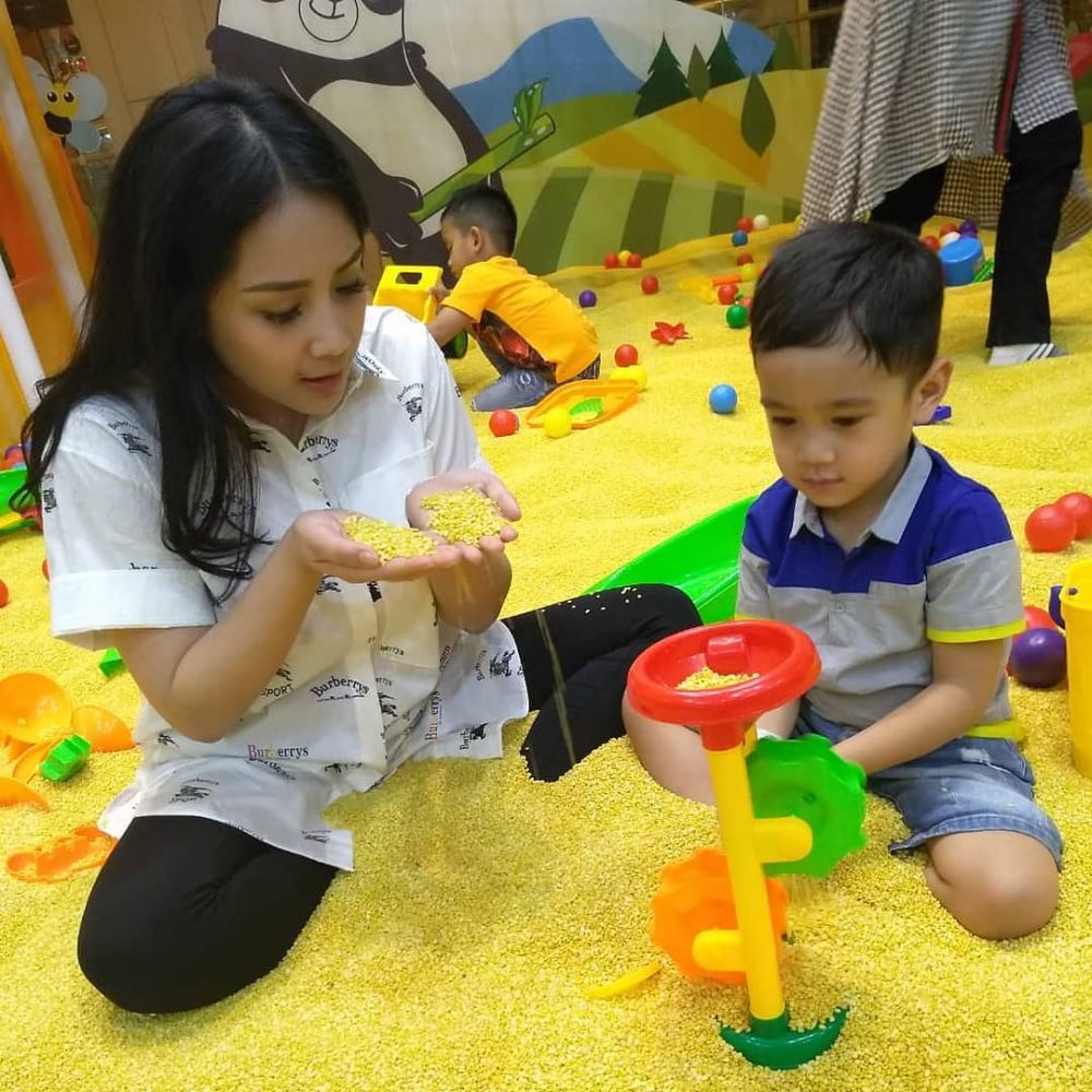 8 Momen Nagita Slavina main bareng Rafathar, bukti bak kakak-adik