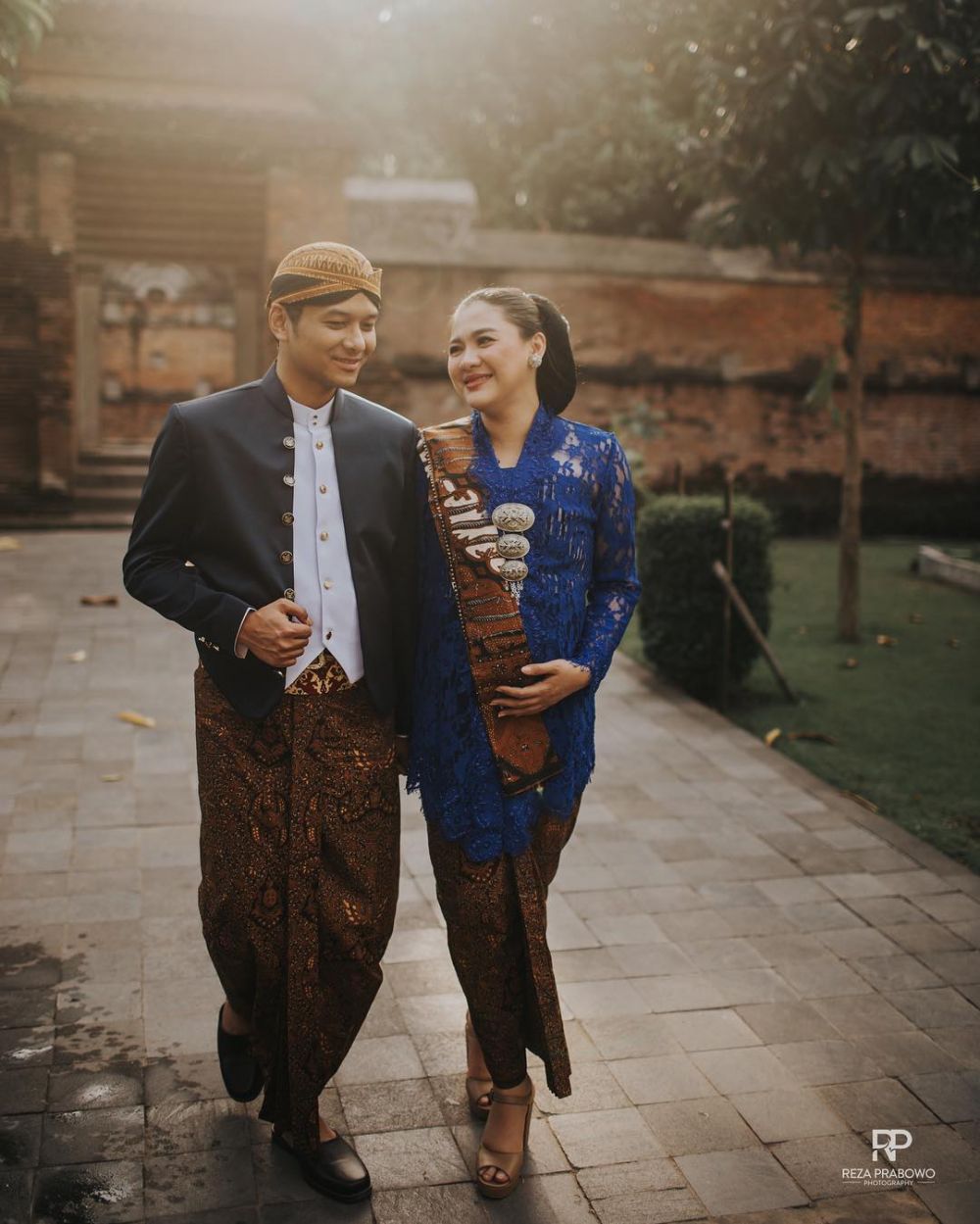 10 Potret keluarga Vicky Shu ini bukti momen hidupnya kental adat Jawa