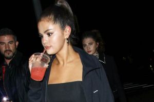 Mirip kaus kaki, harga sepatu boots Selena Gomez ini bikin melongo