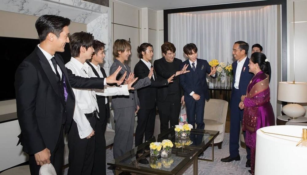 9 Momen kebersamaaan Jokowi & Super Junior di Korsel, akrab abis