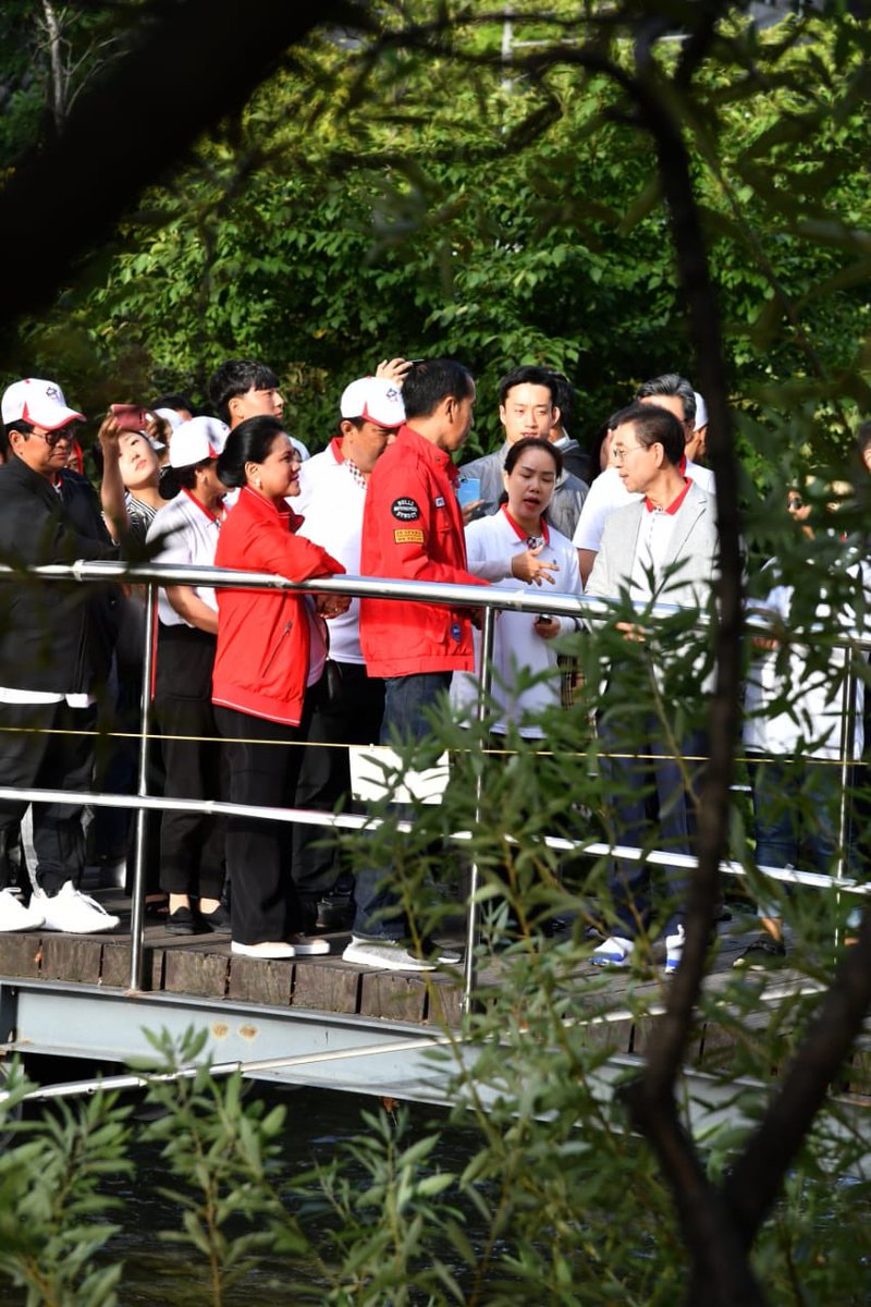 6 Keakraban Jokowi & Moon Jae-in di Korsel, minum teh sampai nge-mal