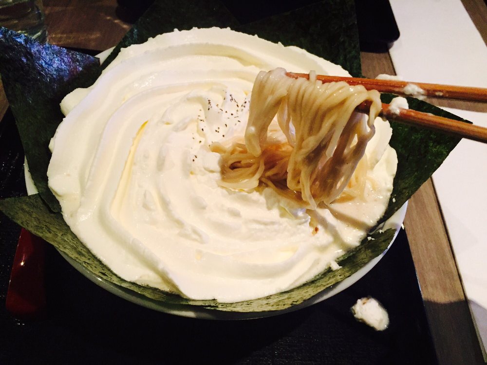 6 Kreasi ramen lain dari biasanya, ada kuah cokelat & toping serangga