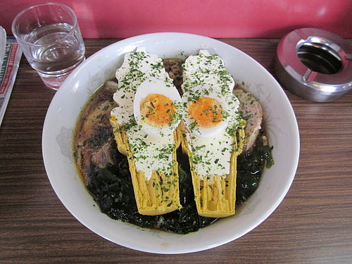 6 Kreasi ramen lain dari biasanya, ada kuah cokelat & toping serangga