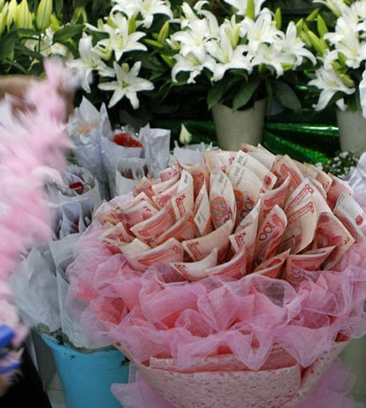 Pria ini hadiahi kekasihnya buket uang Rp 700 juta, endingnya miris