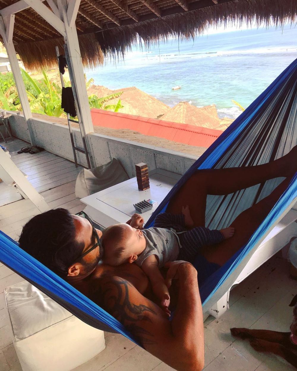 Jadi orangtua baru, ini 8 potret Gaston Castano bareng baby Gaetano