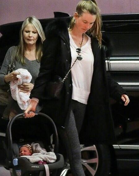 10 Potret anak Adam Levine dan Behati Prinsloo yang jarang terekspos